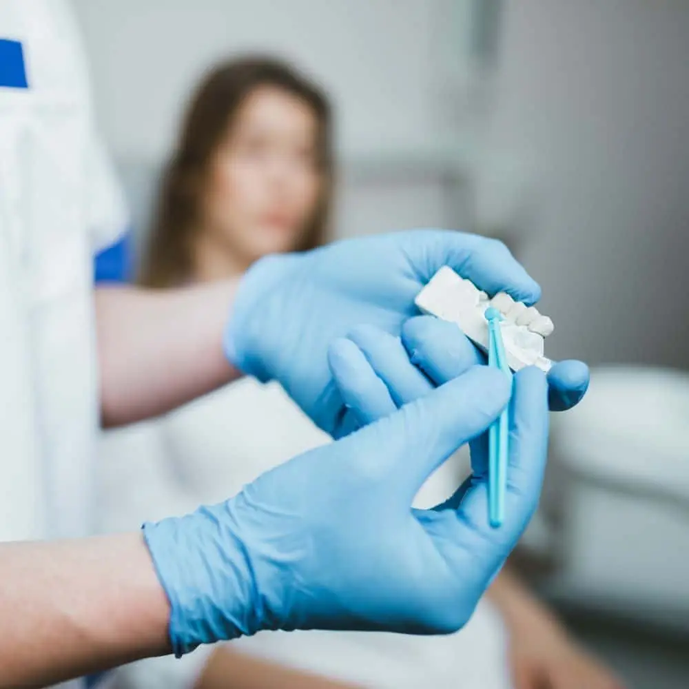 Natural smile restored with discreet tooth-colored fillings